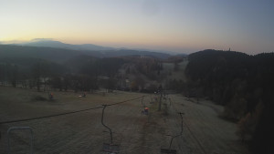 Snow park Paprsek - Lanovka - pohled dolů - 5.11.2024 v 06:40 Snow park Paprsek - Lanovka - pohled dolů - 5.11.2024 v 06:40