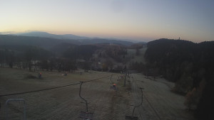 Snow park Paprsek - Lanovka - pohled dolů - 5.11.2024 v 06:50 Snow park Paprsek - Lanovka - pohled dolů - 5.11.2024 v 06:50