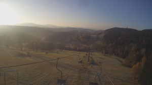 Snow park Paprsek - Lanovka - pohled dolů - 5.11.2024 v 07:50 Snow park Paprsek - Lanovka - pohled dolů - 5.11.2024 v 07:50