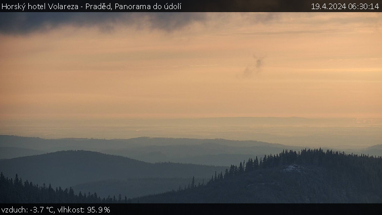 Horský hotel Volareza - Praděd - Panorama do údolí - 19.4.2024 v 06:30