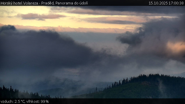 Horský hotel Volareza - Praděd - Panorama do údolí - 15.10.2025 v 17:00 Horský hotel Volareza - Praděd - Panorama do údolí - 15.10.2025 v 17:00