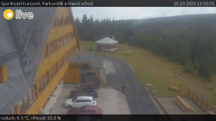 Sporthotel Kurzovní - Parkoviště a hlavní vchod - 15.10.2025 v 13:35 Sporthotel Kurzovní - Parkoviště a hlavní vchod - 15.10.2025 v 13:35
