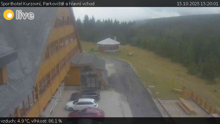 Sporthotel Kurzovní - Parkoviště a hlavní vchod - 15.10.2025 v 15:20 Sporthotel Kurzovní - Parkoviště a hlavní vchod - 15.10.2025 v 15:20