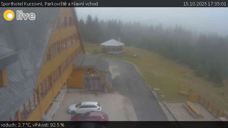 Sporthotel Kurzovní - Parkoviště a hlavní vchod - 15.10.2025 v 17:35 Sporthotel Kurzovní - Parkoviště a hlavní vchod - 15.10.2025 v 17:35