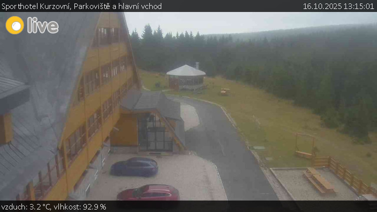 Sporthotel Kurzovní - Parkoviště a hlavní vchod - 16.10.2025 v 13:15 Sporthotel Kurzovní - Parkoviště a hlavní vchod - 16.10.2025 v 13:15