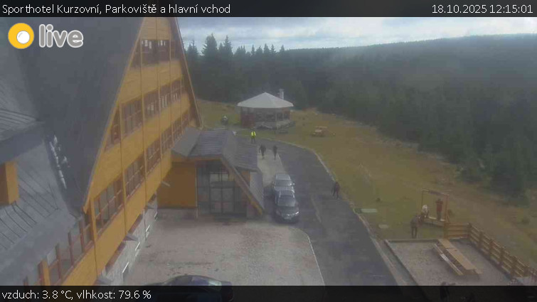 Sporthotel Kurzovní - Parkoviště a hlavní vchod - 18.10.2025 v 12:15 Sporthotel Kurzovní - Parkoviště a hlavní vchod - 18.10.2025 v 12:15