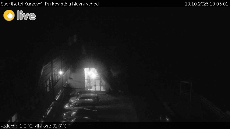 Sporthotel Kurzovní - Parkoviště a hlavní vchod - 18.10.2025 v 19:05 Sporthotel Kurzovní - Parkoviště a hlavní vchod - 18.10.2025 v 19:05