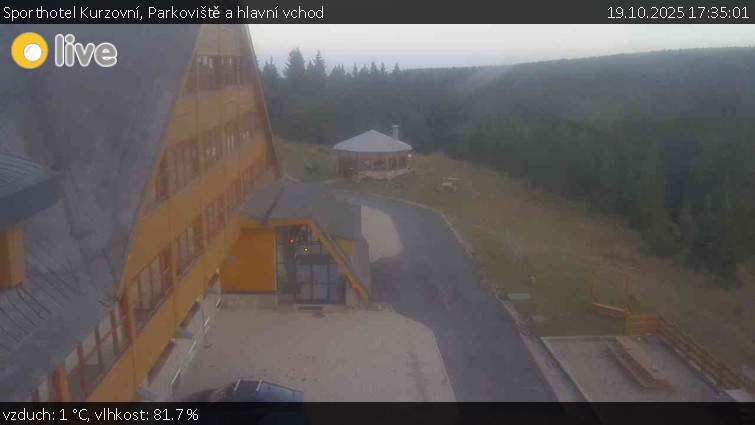 Sporthotel Kurzovní - Parkoviště a hlavní vchod - 19.10.2025 v 17:35 Sporthotel Kurzovní - Parkoviště a hlavní vchod - 19.10.2025 v 17:35