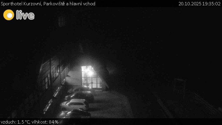Sporthotel Kurzovní - Parkoviště a hlavní vchod - 20.10.2025 v 19:35 Sporthotel Kurzovní - Parkoviště a hlavní vchod - 20.10.2025 v 19:35