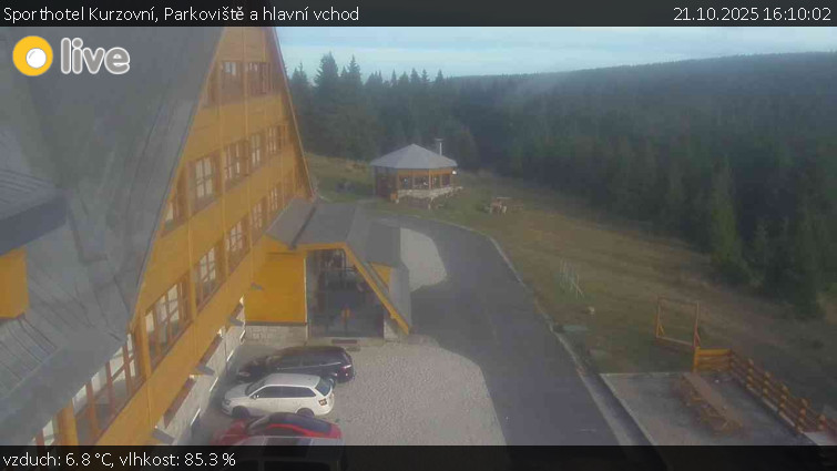 Sporthotel Kurzovní - Parkoviště a hlavní vchod - 21.10.2025 v 16:10 Sporthotel Kurzovní - Parkoviště a hlavní vchod - 21.10.2025 v 16:10