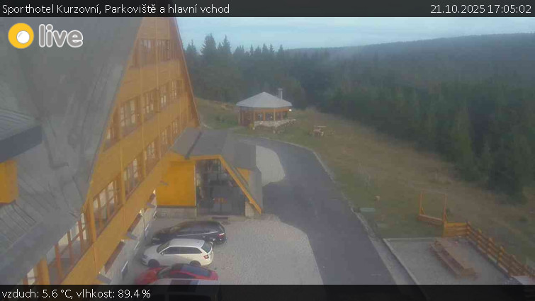 Sporthotel Kurzovní - Parkoviště a hlavní vchod - 21.10.2025 v 17:05 Sporthotel Kurzovní - Parkoviště a hlavní vchod - 21.10.2025 v 17:05