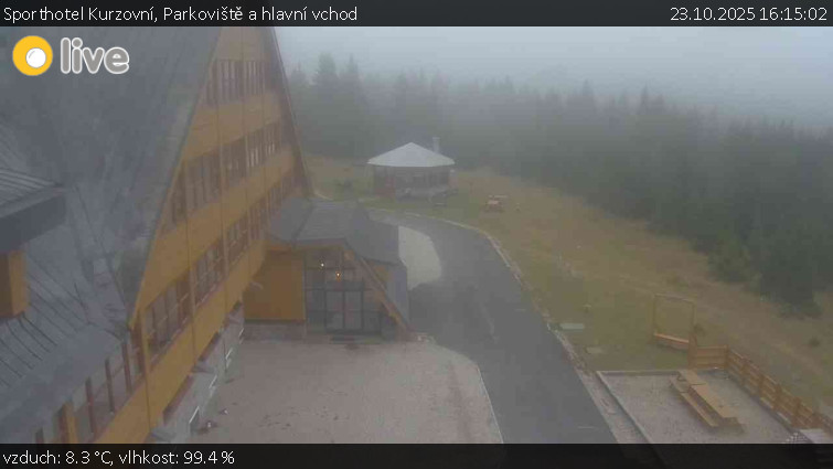 Sporthotel Kurzovní - Parkoviště a hlavní vchod - 23.10.2025 v 16:15 Sporthotel Kurzovní - Parkoviště a hlavní vchod - 23.10.2025 v 16:15