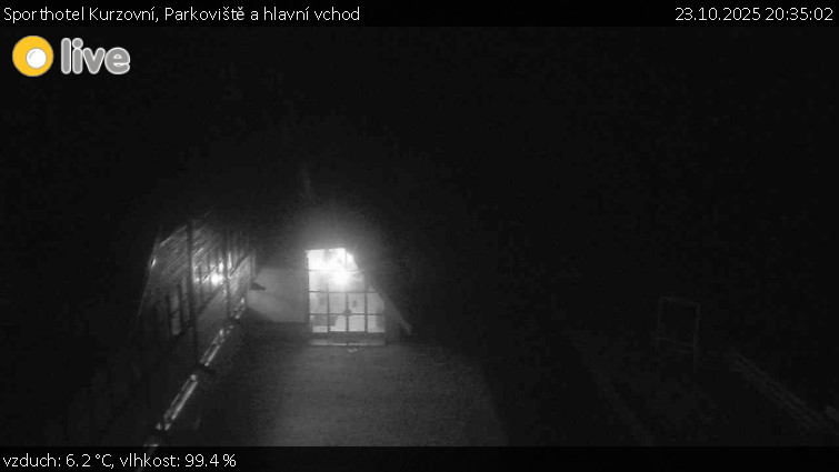 Sporthotel Kurzovní - Parkoviště a hlavní vchod - 23.10.2025 v 20:35 Sporthotel Kurzovní - Parkoviště a hlavní vchod - 23.10.2025 v 20:35