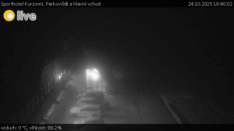 Sporthotel Kurzovní - Parkoviště a hlavní vchod - 24.10.2025 v 18:40 Sporthotel Kurzovní - Parkoviště a hlavní vchod - 24.10.2025 v 18:40