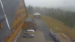 Parkoviště a hlavní vchod