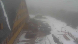 Parkoviště a hlavní vchod