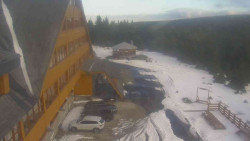 Parkoviště a hlavní vchod