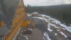 Parkoviště a hlavní vchod