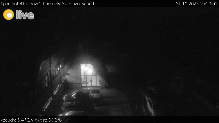 Sporthotel Kurzovní - Parkoviště a hlavní vchod - 31.10.2025 v 19:20 Sporthotel Kurzovní - Parkoviště a hlavní vchod - 31.10.2025 v 19:20