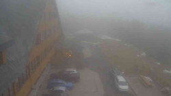 Parkoviště a hlavní vchod