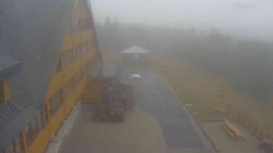 Parkoviště a hlavní vchod