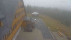 Parkoviště a hlavní vchod