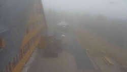 Parkoviště a hlavní vchod