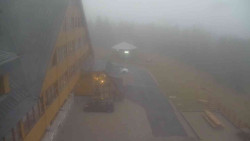 Parkoviště a hlavní vchod