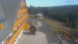 Parkoviště a hlavní vchod