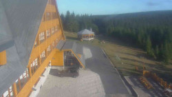 Parkoviště a hlavní vchod