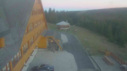 Parkoviště a hlavní vchod