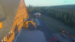 Parkoviště a hlavní vchod