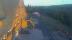 Parkoviště a hlavní vchod