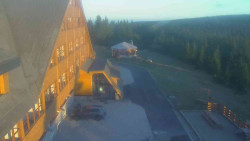 Parkoviště a hlavní vchod