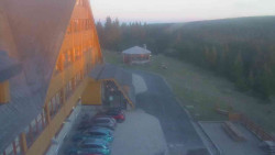 Parkoviště a hlavní vchod