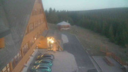 Parkoviště a hlavní vchod