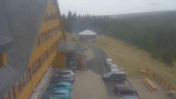 Parkoviště a hlavní vchod