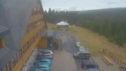 Parkoviště a hlavní vchod