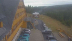 Parkoviště a hlavní vchod