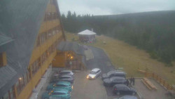 Parkoviště a hlavní vchod