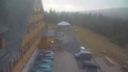 Parkoviště a hlavní vchod