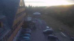 Parkoviště a hlavní vchod