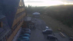 Parkoviště a hlavní vchod