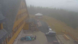 Parkoviště a hlavní vchod