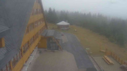 Parkoviště a hlavní vchod