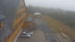 Parkoviště a hlavní vchod