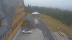 Parkoviště a hlavní vchod