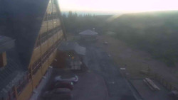 Parkoviště a hlavní vchod