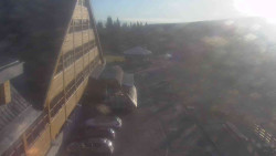 Parkoviště a hlavní vchod