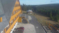 Parkoviště a hlavní vchod